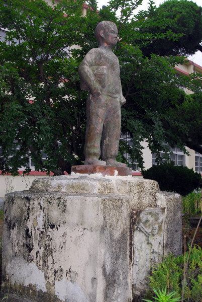 웬만한 초등학교에는 다 있는 이승복 어린이 상. 아래쪽에는 '공산당의 총부리 앞에 의연하게 서 있는 모습'을 부조로 새겨뒀다. 